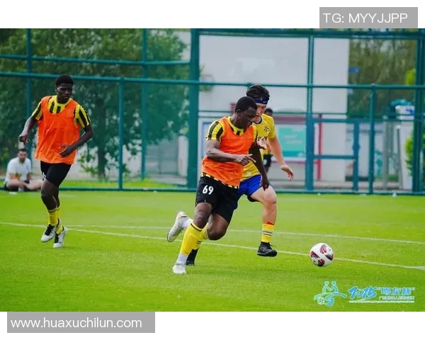 足球西装球星风采展示：他们场上场下的完美结合与魅力演绎