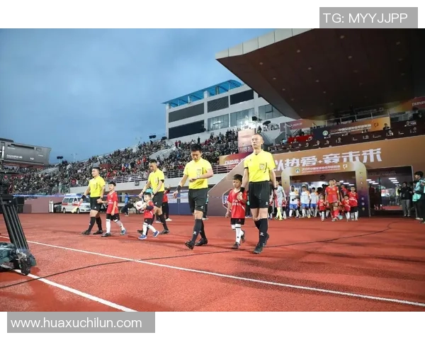 女球迷热情追随足球巨星亲密互动 揭秘背后动人故事与真挚情感 女球迷热情追随足球巨星亲密互动 揭秘背后动人故事与真挚情感